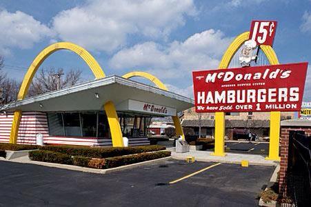 LeMondeHistoire's tweet photo. 15 avril 1955 : Ouverture du premier restaurant McDonald's, par Ray Kroc. (Illinois) http://t.co/Op1CeW00lf