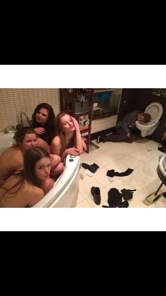 tisonsquad's tweet image. #unlucky #guy 🚺🚺🚺🚺🚹