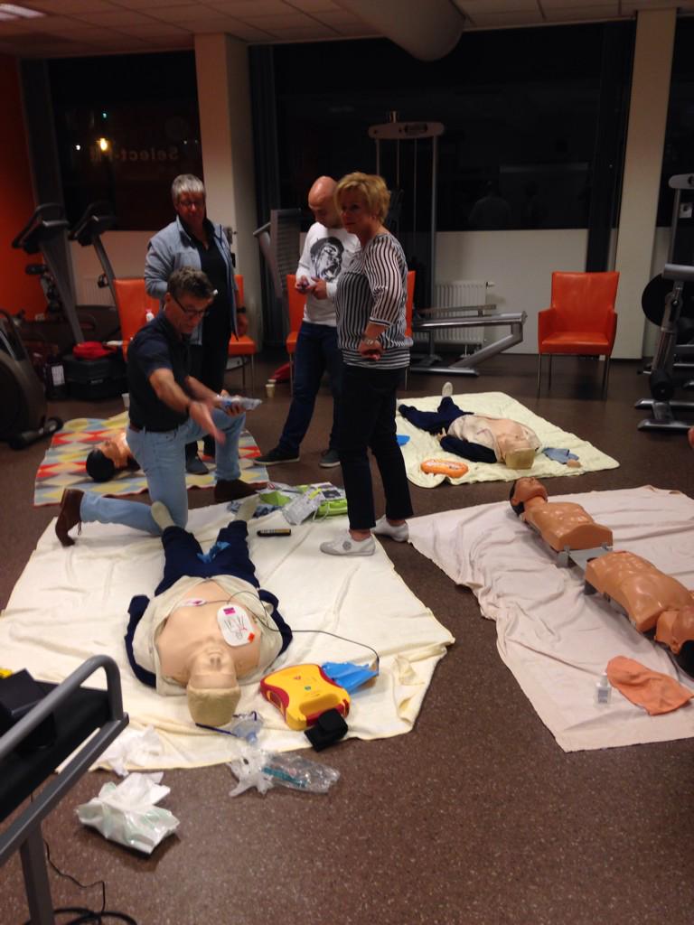 hetfysioteam's tweet photo. Allemaal weer op herhaling met de jaarlijkse reanimatiecursus! #fyon #fysiotherapie http://t.co/h9dc4dZ7Ik