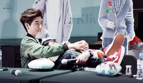 WitnessMr's tweet photo. [HQ]150414DreamKnight po-pup store signing session #MarkJin #MarkNior #GOT7 #Mark #Jr. #갓��븐 #마크 #주니어 @mtuan93 @jrjyp http://t.co/J5oe1UtYEl