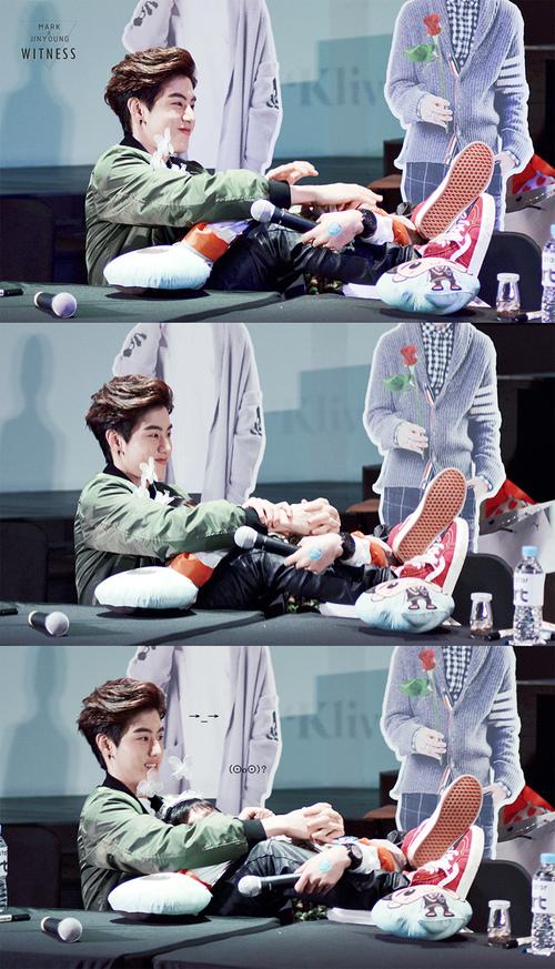 WitnessMr's tweet photo. [HQ]150414DreamKnight po-pup store signing session #MarkJin #MarkNior #GOT7 #Mark #Jr. #갓��븐 #마크 #주니어 @mtuan93 @jrjyp http://t.co/J5oe1UtYEl