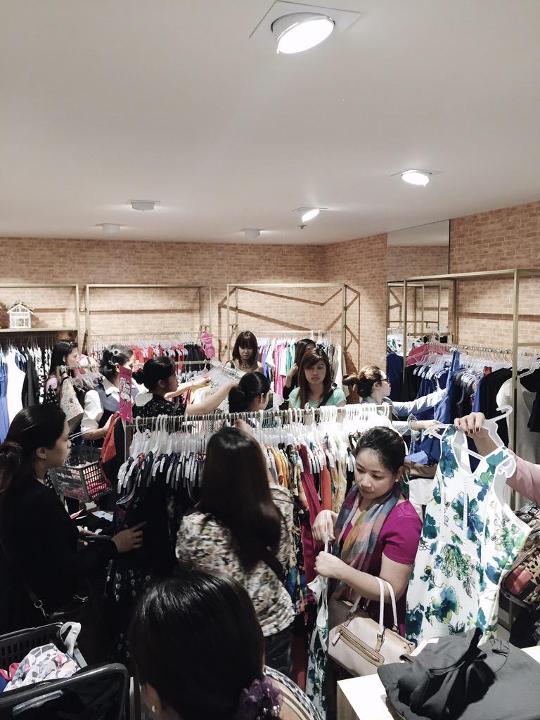 sharipoquiz's tweet photo. The #SMLadiesNight event was insaaaaane! A 50% off sale party with flash mobs, models and free flowing food. http://t.co/NBVNHWNKHU
