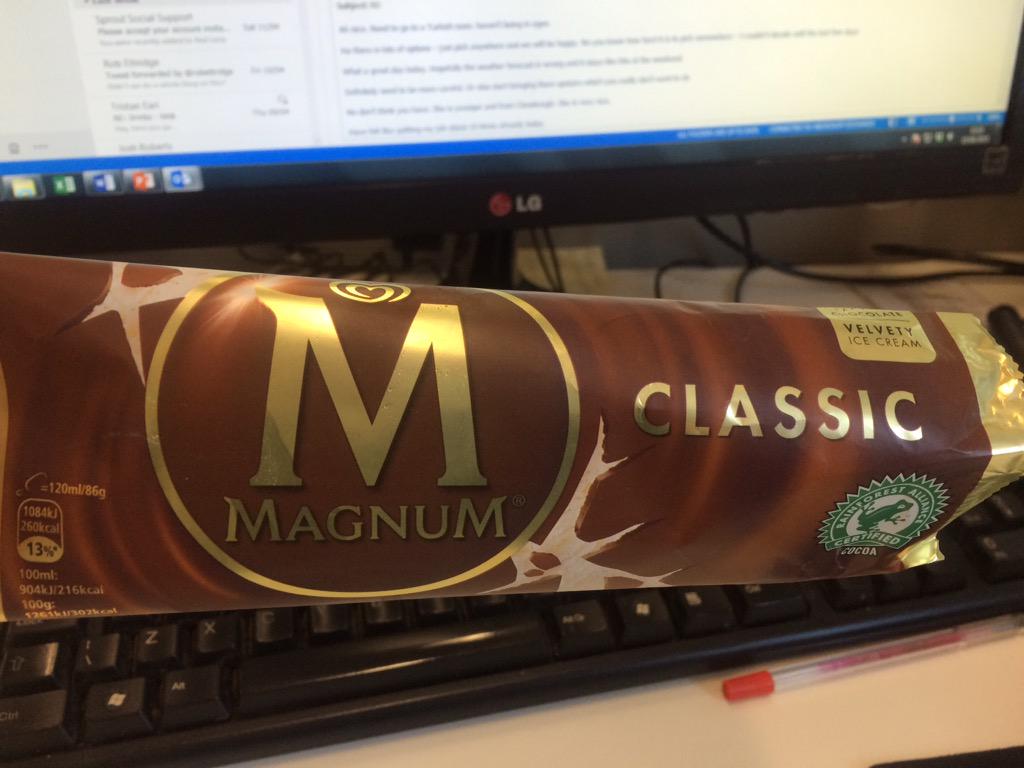 RedLorryComms's tweet photo. Thanks @robettridge for treating all the #London lorries to an #icecream on this sunny day 😎 #justlikevegas #NABShow http://t.co/W6BaGt7g22