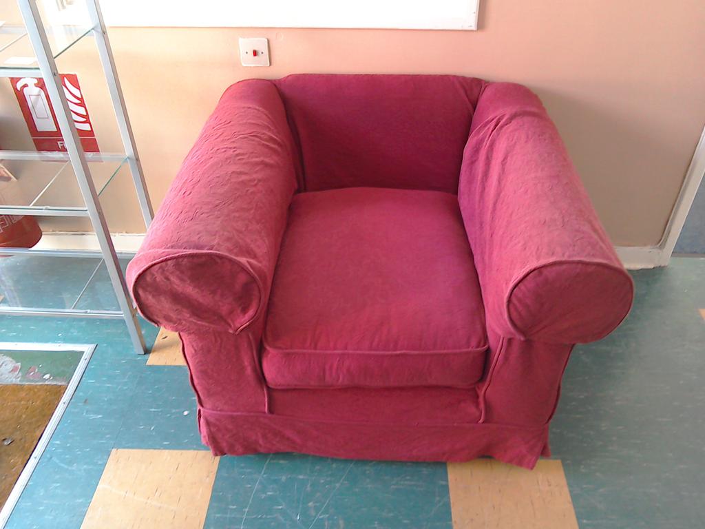 Epping_ReUse's tweet photo. Another new sofa waiting to be bought! http://t.co/OVrXxIFwfP