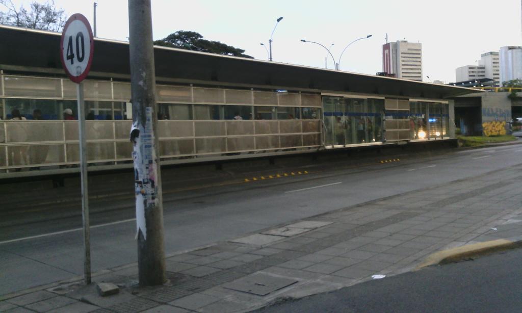 fcoromeroconde's tweet photo. En el mio las puertas si funcionan. Serán las puertas o la cultura ciudadana? http://t.co/SKedXNa4PP