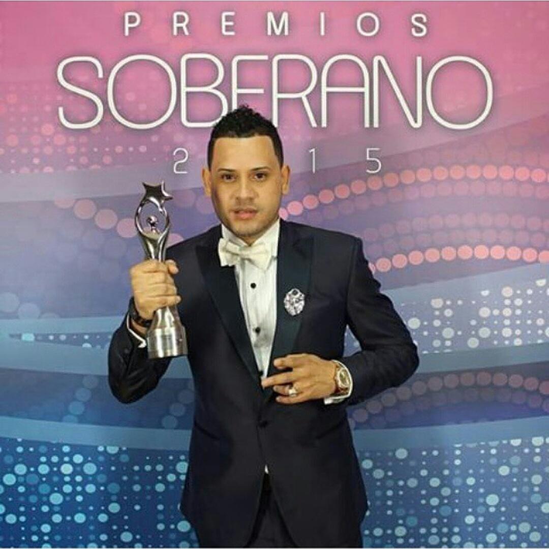 FiebreShadow's tweet photo. Gracias por este premio #ShadowBlowRevelacion2K15 #PremiosSoberano2015 #Soberano2015 esto apenas empieza #FSB http://t.co/uNmh3HaYJa