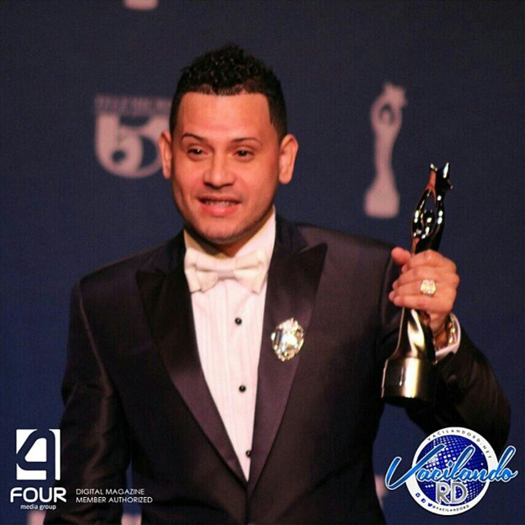 FiebreShadow's tweet photo. Gracias por este premio #ShadowBlowRevelacion2K15 #PremiosSoberano2015 #Soberano2015 esto apenas empieza #FSB http://t.co/uNmh3HaYJa