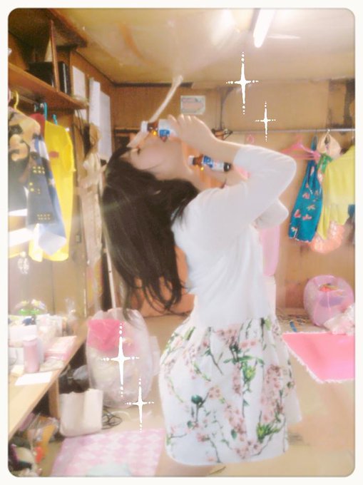 池袋ミカドさんなかび～☆まいにちたくさんの笑顔に出逢えて、はぴはぴですぞ～♪　楽屋にセレブ @serebuotoki が降臨したよ*\(^o^)/*　チオビタ飲む時も、セレブだったよ笑http://t