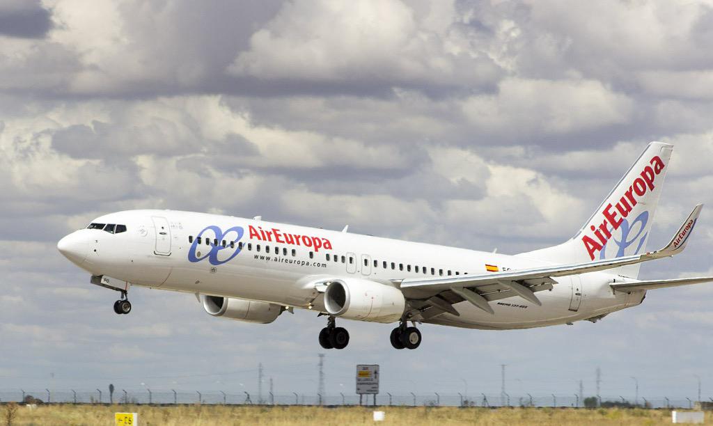 SpottersLESO's tweet photo. @Boeing #B738 @AirEuropa landing at #LEVD #valladolid photo @hugesman http://t.co/QYiiQmXyPI
