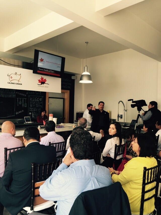CANADABEEFMEX's tweet image. Seminario Día 2:demostraciòn de cortes de res Canadiense @CANADABEEFMEX #canadianmeat #LoveCDNbeef #ExperienceCDNbeef