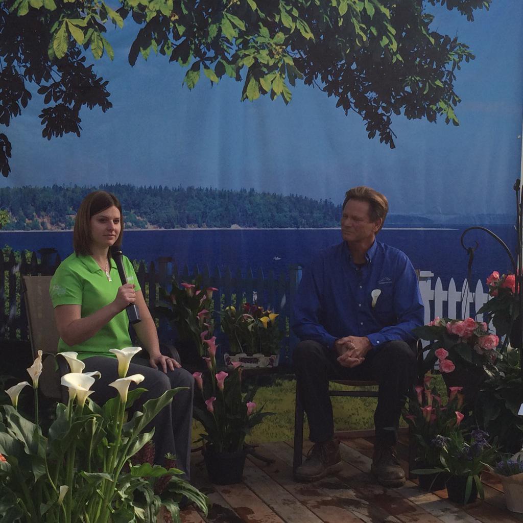 MichelleSimakis's tweet image. Perfect set for our first #springtrials video today @GoldenStateBulb. @Karen_GIE @gardencentermag