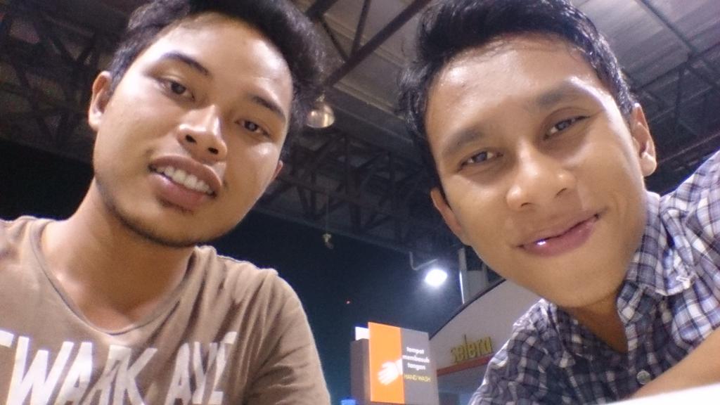 FrdausYnus13's tweet photo. Reunion budak skolah gay.. #oasis #archisa http://t.co/6UKHOCRSpQ