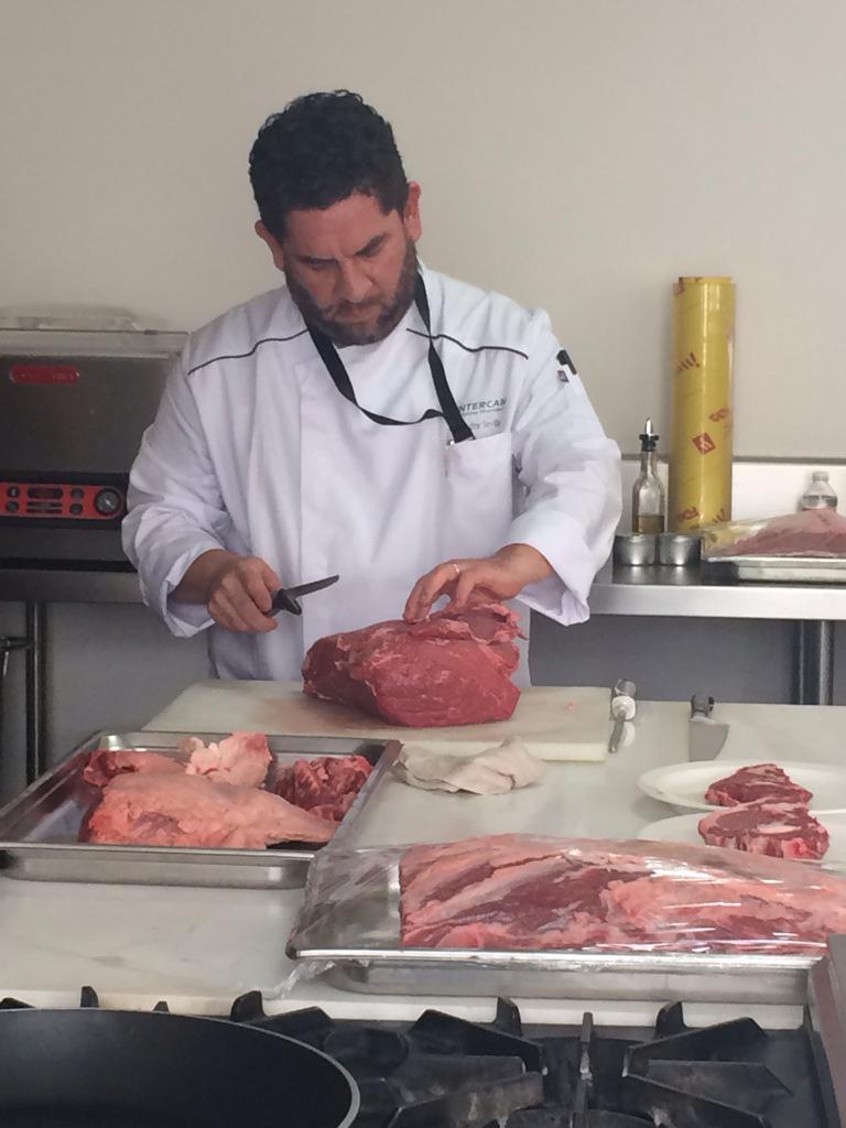 EGastronomicos's tweet image. Chef Salvador Sevilla preparando la cutting demo del rib eye y sirloin #welovebeef @CANADABEEFMEX #canadianmeat