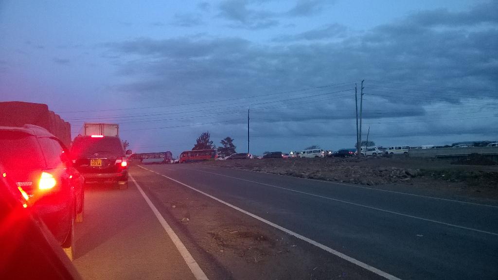 Afri_shere's tweet photo. 18:47 via @Nyakaheti  ]Why is there traffic heading into town on Langata Road?!!! This is #Kideros fault http://t.co/9mDXJgSN5c