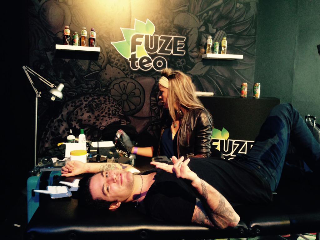 FUZEteaMx's tweet photo. @Renatolopez1 ya se está tatuando, no dejen de seguirnos para conocer su diseño. http://t.co/Id1vCXVtEz