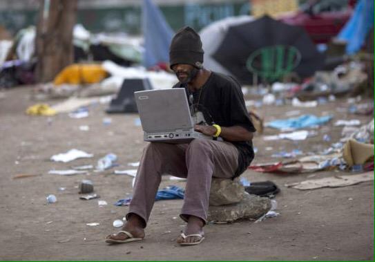 vSavages's tweet photo. When you homeless but you heard there was a Twitter fight going on http://t.co/VqMiVmrh2P
