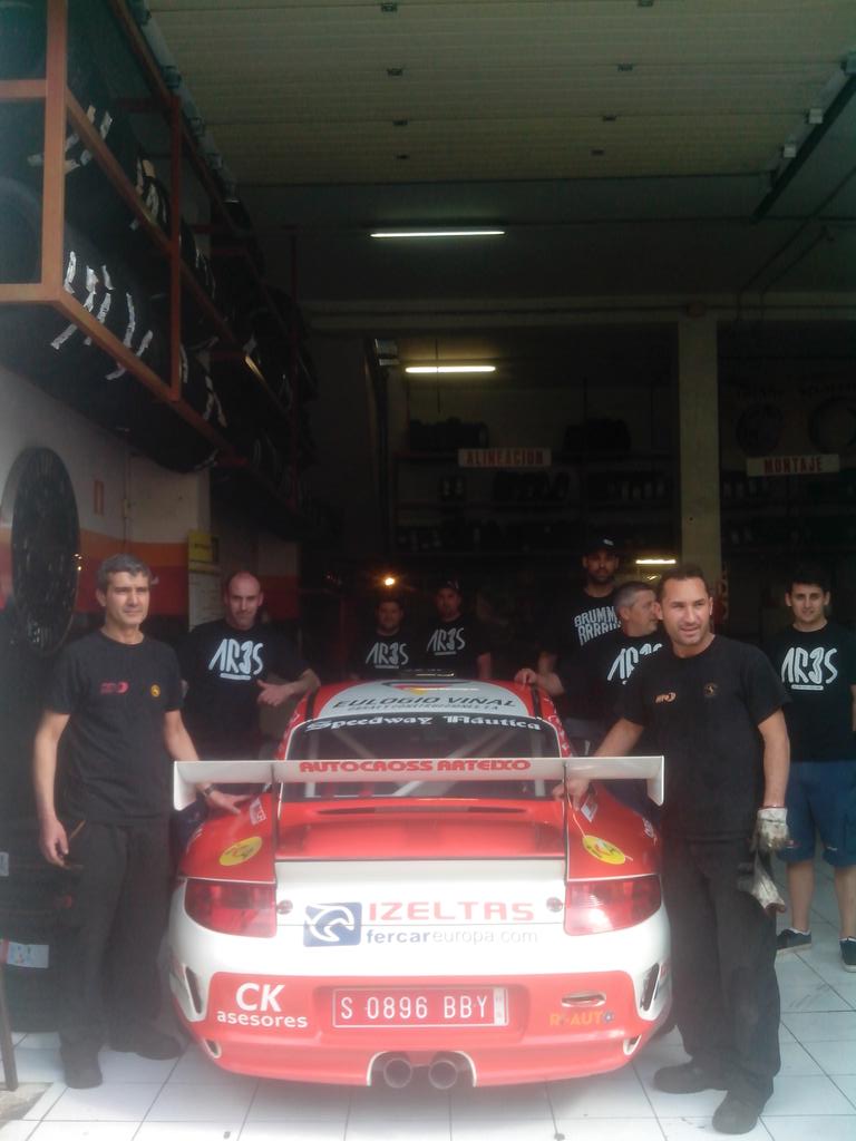 ivanaresoficial's tweet photo. Rematando los últimos detalles del #Porsche 997 GT3 Rallye del equipo. #CERA @RIslasCanarias http://t.co/t9QfxCatEV