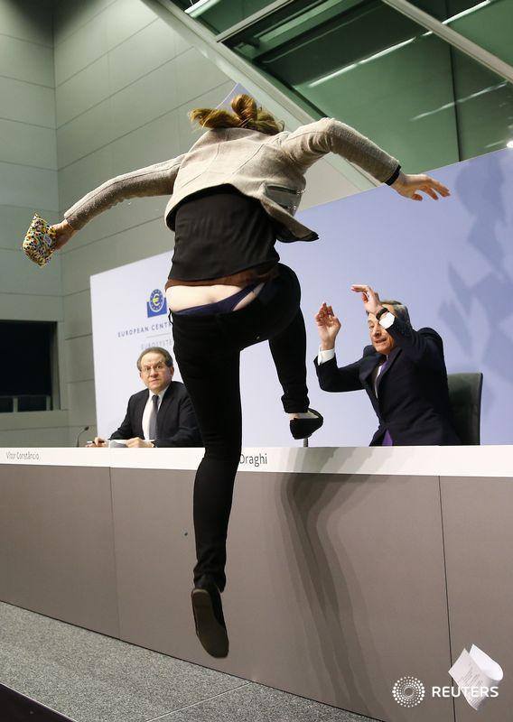 RobertoAlbanese's tweet photo. it looks she also wants cash in from the banker... #DraghiUnderAttack #curbstomp @WWE @WWERollins http://t.co/Ow7bZQhzlv