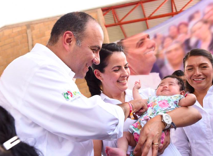 RLoyolaVera's tweet photo. Felicitamos a la señora Lucy por su cumpleaños. Es un ejemplo de amor y compromiso #EquipoRL http://t.co/MJn827aE0l