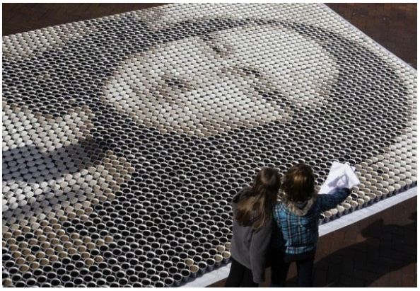 SilverbackCo's tweet image. Check out these two #masterpieces made entirely from #coffee cups #masterpiece #art #clever #artist #MarilynMonroe