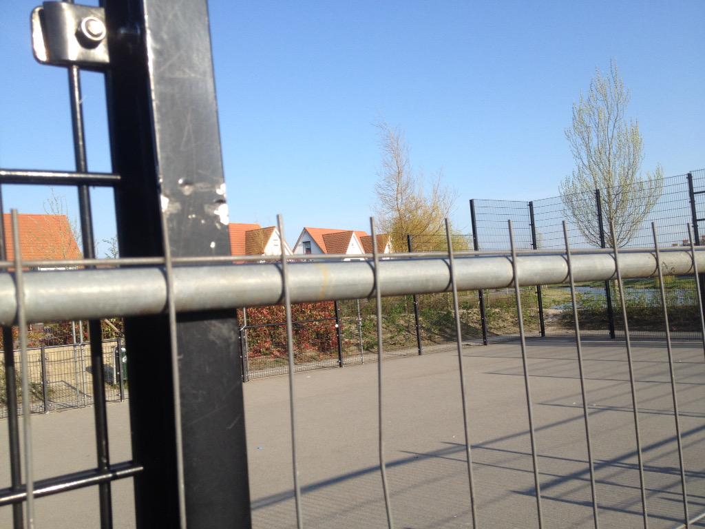 PvDrongelen's tweet photo. @Gem_Terneuzen @_NVWA een "afgesloten" speelobject moet ook voldoen aan de juiste eisen! #speelkooimoetopen http://t.co/Lfhx1zAKYe
