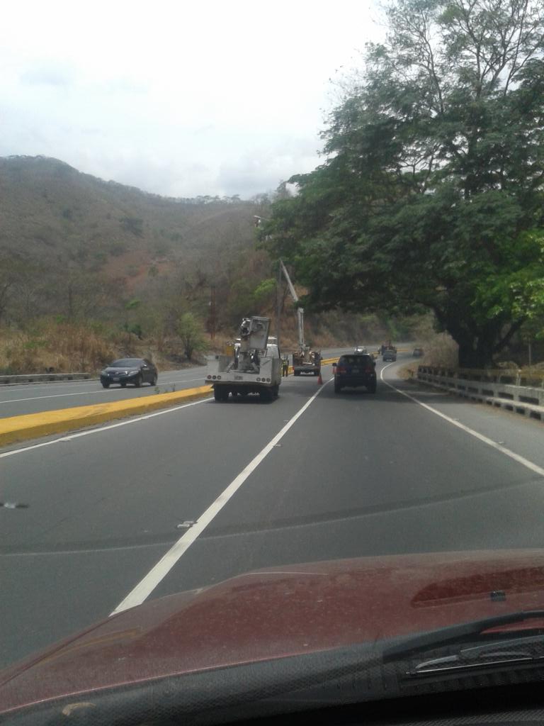 fonsecamlb's tweet photo. @victoria1039fm labores de alumbrado lectrici #Arc no causa retencion sen #maracay km 49 http://t.co/ChpLKJX8OU