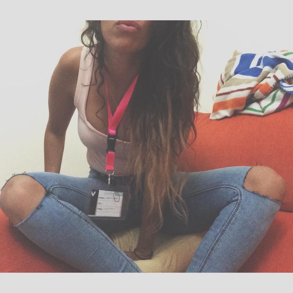 MariaLuqueM's tweet photo. Primer día de azafata terminado 👏💪 #fever #feversevilla http://t.co/mHOWqXBZrh