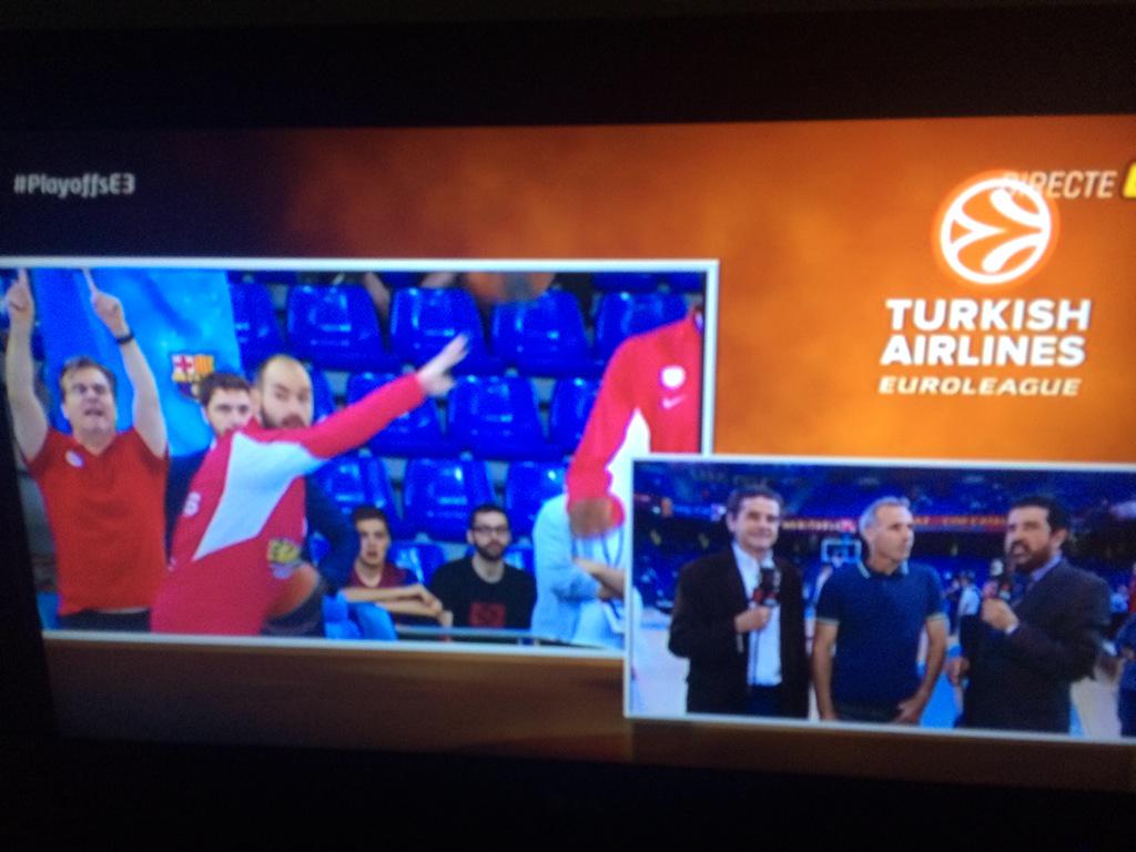 jubach12's tweet photo. Els bons d'@oriatxu i @ubackson12 darrera la cistella de l'Olympiacos al Palau Blaugrana. Disfruteu! http://t.co/TOK02Z9ED9