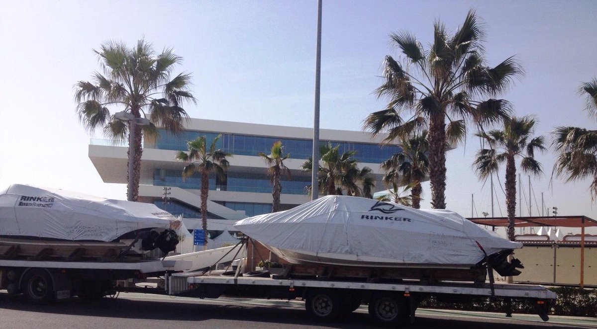 lamarinadevlc's tweet photo. Mañana arranca @VLCBoatShow en @mrjci.Ultimando el montaje. http://t.co/UVYBoIPuRf