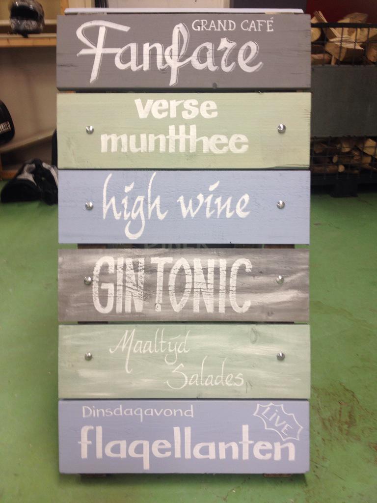 Krijtborden's tweet photo. Project #steigerhout #stoepbord voor @Fanfaregiethoo weer fris en fruitig! #vintage #krijtverf #handmade http://t.co/uRUtXtohEg