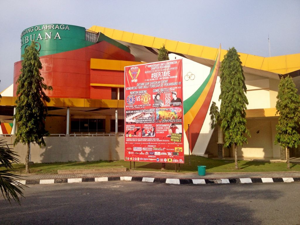 UtdIndonesiaPKU's tweet photo. Baliho Anniversary CoP yang ke-7 di depan GOR Tribuana. http://t.co/OGDOWuDGR2