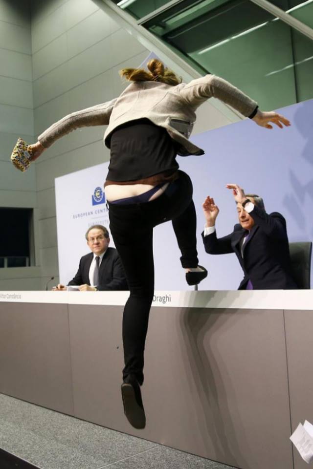 gilipepas's tweet photo. Una Gilipepa saludando a Mario Draghi Doherty style. Fue divertido. Escribo desde el calabozo. Pero fue divertido. http://t.co/4az14TjZkd