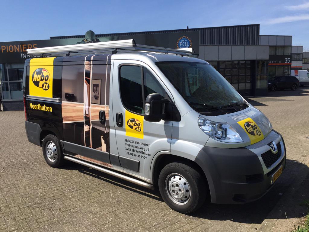 Met deze keurig door <a href="/vandepolreclame/">Pol Reclame</a> beletterde bus, mogen we weer gezien worden. #klussendienst, #bezorgservice.