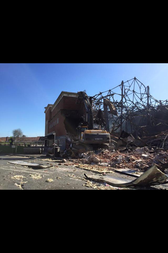 jackiephillipsX's tweet photo. Sad to drive past 
#mrsmiths history being ripped down 😢 http://t.co/kEJ12r0odZ
