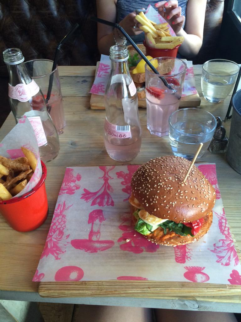 polly_goodman's tweet photo. Lovely lunch with the @EleriHartshorn. http://t.co/l6an0W3Kbc