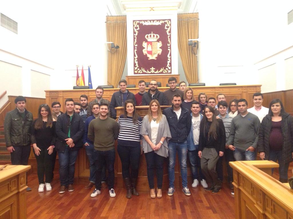 MartaMarotoL's tweet photo. Os dejo unas fotos de nuestra visita a las Cortes de #CLM con nuestra diputada regional, @carolagudo http://t.co/dlJkjvim0G