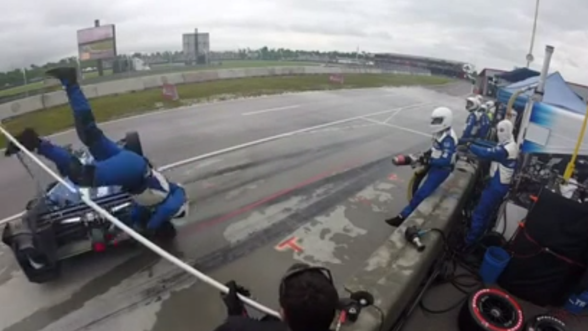 road_over's tweet photo. Escalofriantes imágenes de un mecánico atropellado en la recientemente disputada Indycar de Louisiana http://t.co/pNGKESSOLG