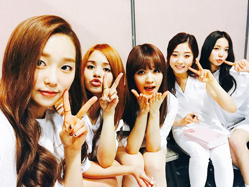 CLCBASE's tweet photo. 우리 쎌씨 첫 단체셀카🌸 헤헤 요거 언제 찍었게요~ 더 예쁜 사진은 http://t.co/sdDioqCQnw 공식팬카페 #C_DIARY 고고씽💃 http://t.co/OwJZHDaiVV