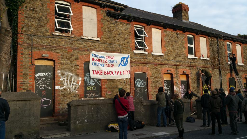 J1Rooney's tweet image. #squaters liberate  borded  up government  buildings for the homeless  #Dublin @thejournal_ie
