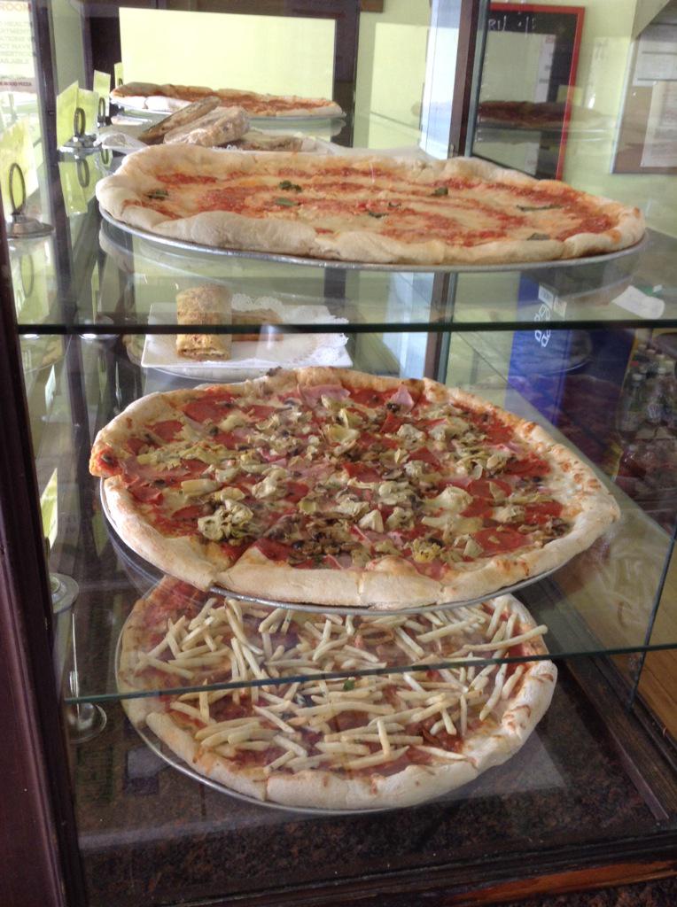 TGP_LAX's tweet photo. Hot &amp; Fresh! Grab a few slices and a cold drink! http://t.co/NeuVOuVq7W