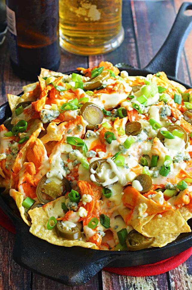 literallyneedit's tweet image. Buffalo chicken nachos! What!