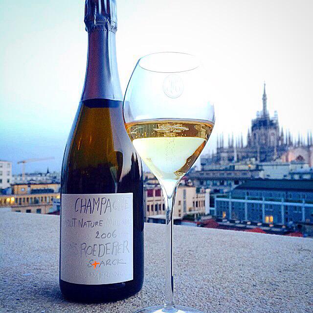 QuartinodiVino's tweet photo. La #Milano da bere 😊🍷!! 
#Champagne #LoiusRoederer 
#BrutNature 2006 #PhilippeStarck http://t.co/cF9S6TAEsS