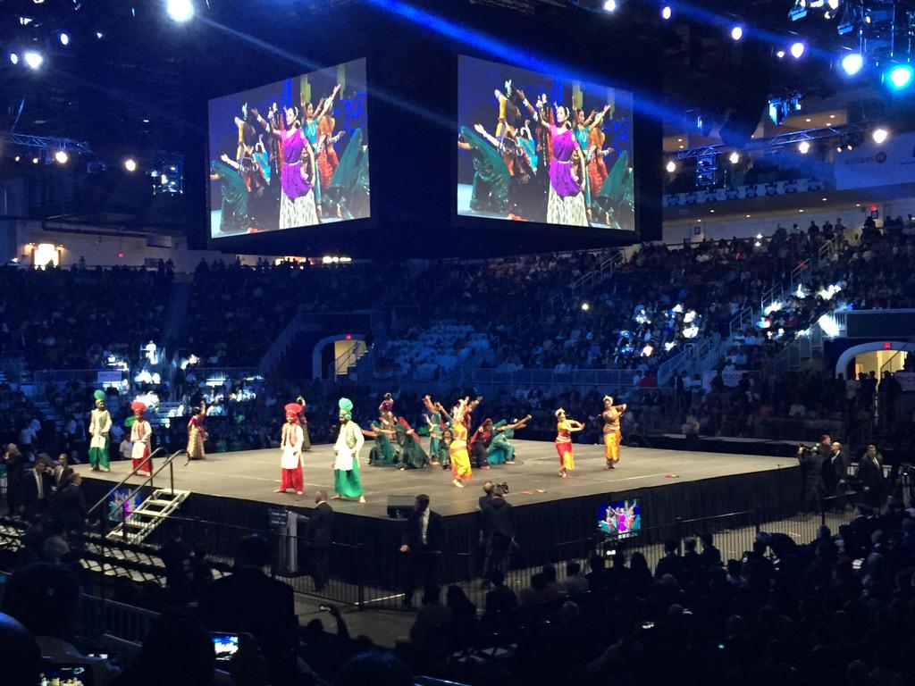 hetpatelssd's tweet photo. Great display of Indian Culture... #ModiinCanada #ProudIndian http://t.co/0lyA0sCuJV