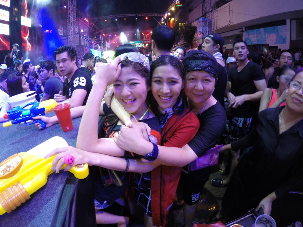 PigLet_AR's tweet photo. พาเด็กมาเล่นน้ำส่งท้ายหน่อย😂 http://t.co/km8TOkArrM