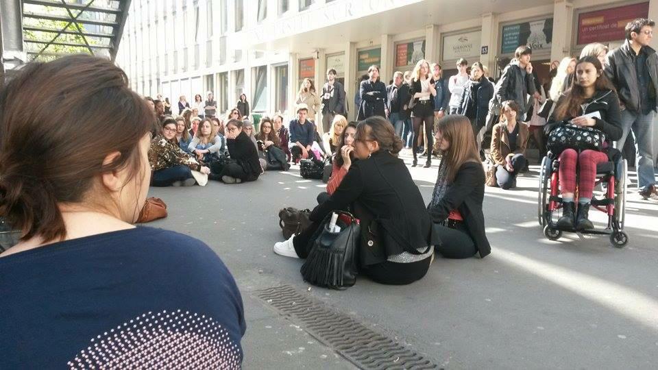 UNEFParis3's tweet photo. Le jeudi 9 avril à Paris 3 une minute de silence à été organisée pour les étudiants kenyan assaciner par bocoaram !! http://t.co/08IqgtruDC