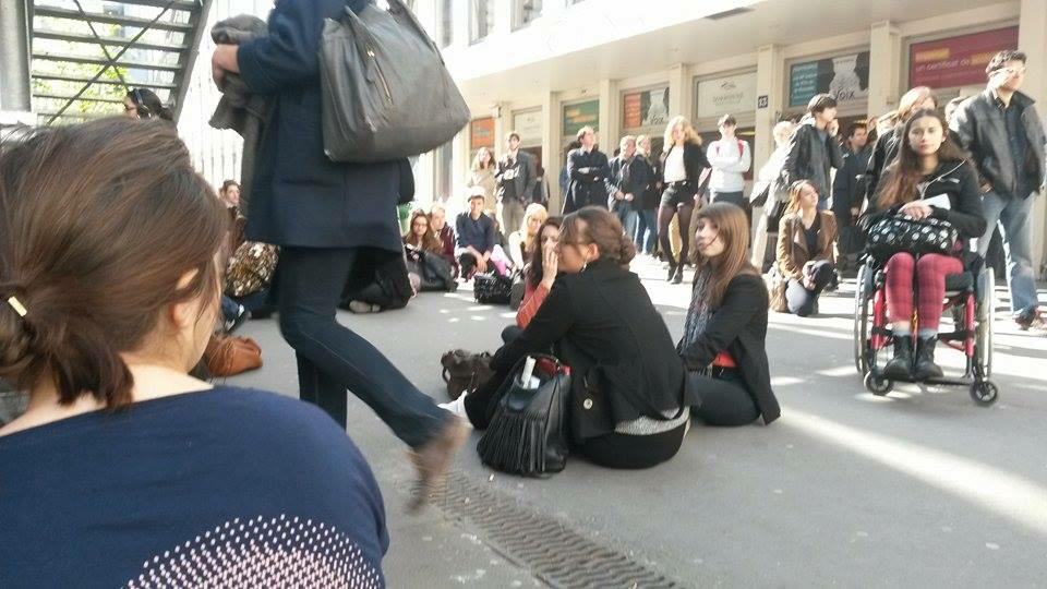 UNEFParis3's tweet photo. Le jeudi 9 avril à Paris 3 une minute de silence à été organisée pour les étudiants kenyan assaciner par bocoaram !! http://t.co/08IqgtruDC