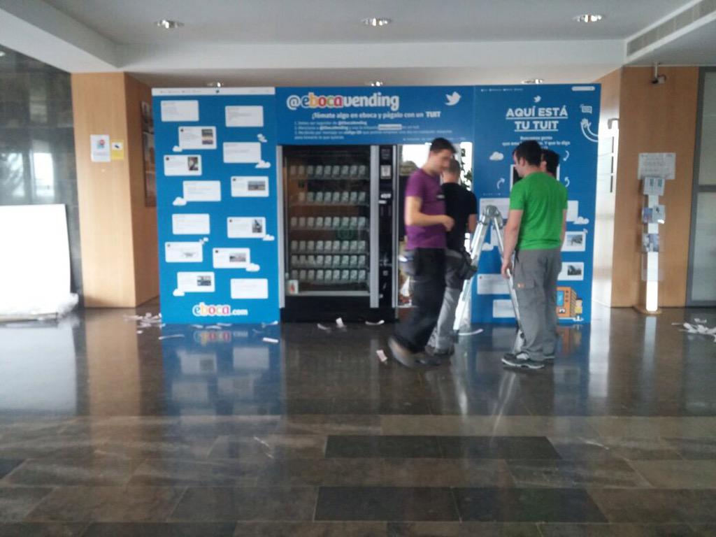 Manuel_eboca's tweet photo. El equipo @EbocaVending  preparando las maquinas #vending que SOLO funcionan con @twitter_es para #FTVWalqa @WALQAPT http://t.co/zewGIii4te