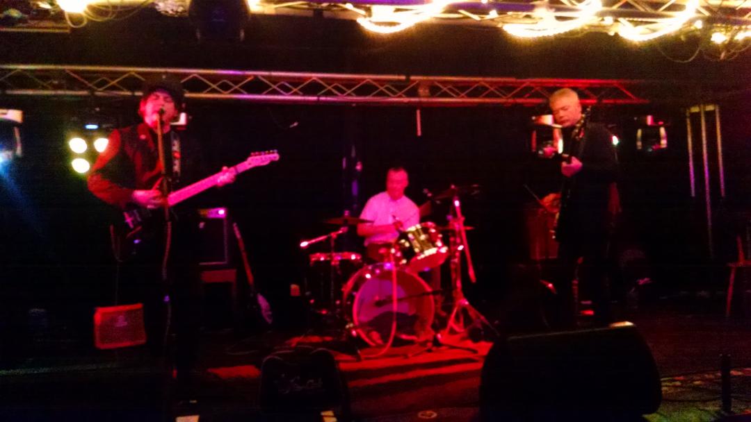 Of Arrowe Hill on stage at gak <a href="/RhythmFactoryUK/">Rhythm Factory</a> right now tinyurl.com/gak15apr