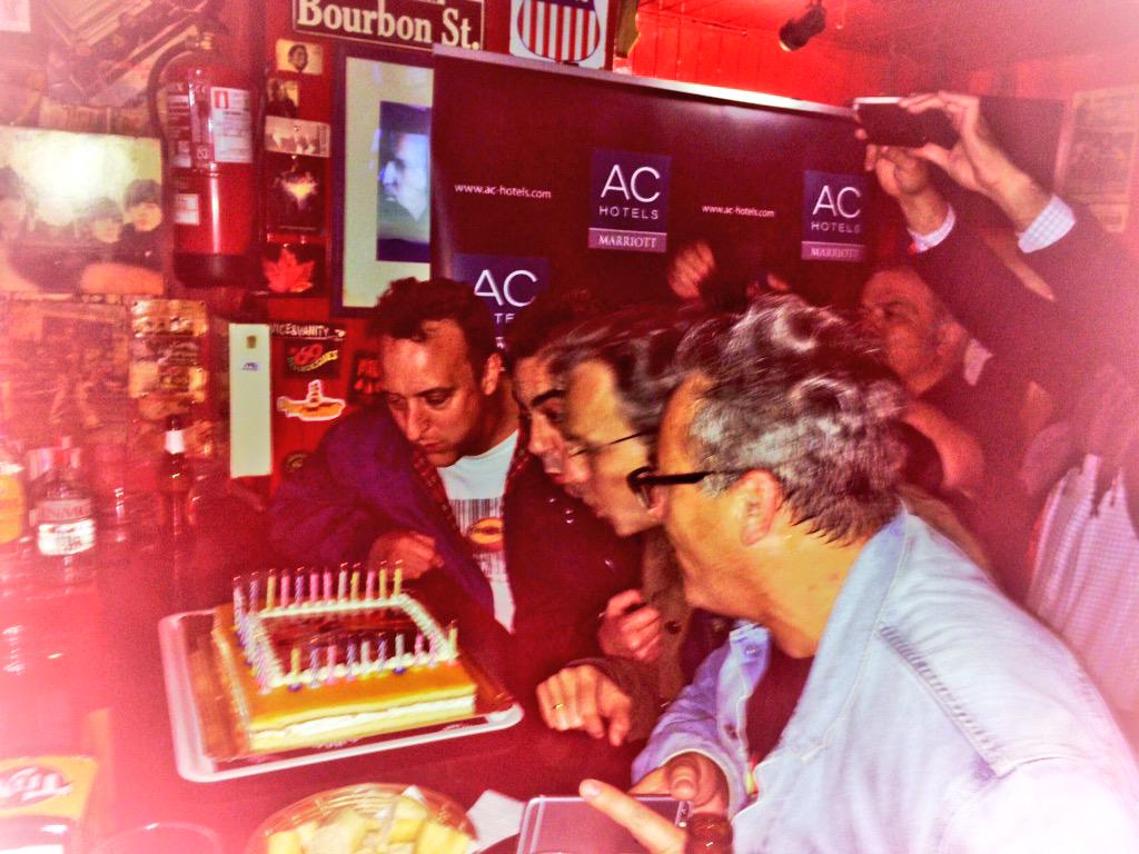 ElSpeaker's tweet photo. Soplando las 30 velas de los 30 años de Hombres G. @HombresG http://t.co/3eHspbRFqv