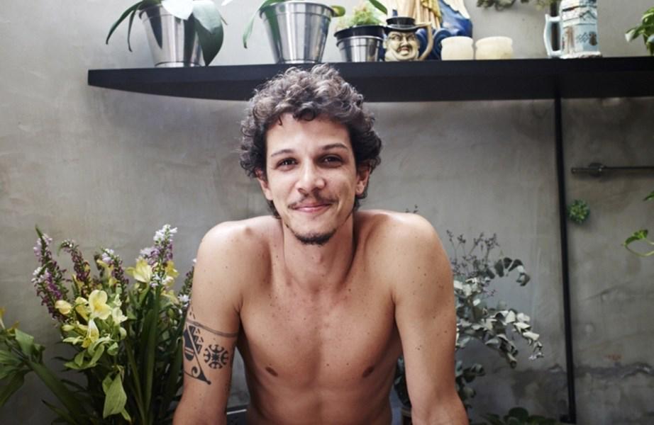 Ousado e completamente nu, ator de “Império”, Rafael Losso, posa para a Ousado e completamente nu, ator de “Império”, Rafael Losso, posa para a